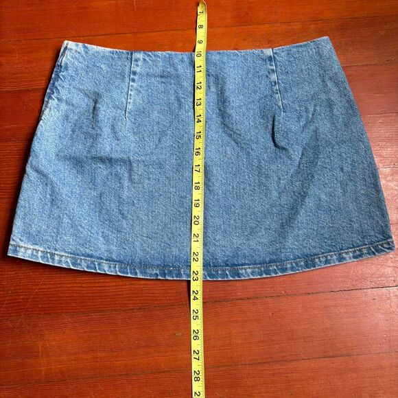 ASOS Design denim mini skirt with size zip. Size 4/6. - Picture 7 of 8